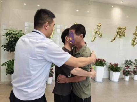 有富策略 重庆父亲离家16年的孩子在杭州找到了 身体每况愈下却始终未放弃希望